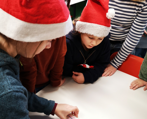 Kinder experimentieren bei Physik im Advent